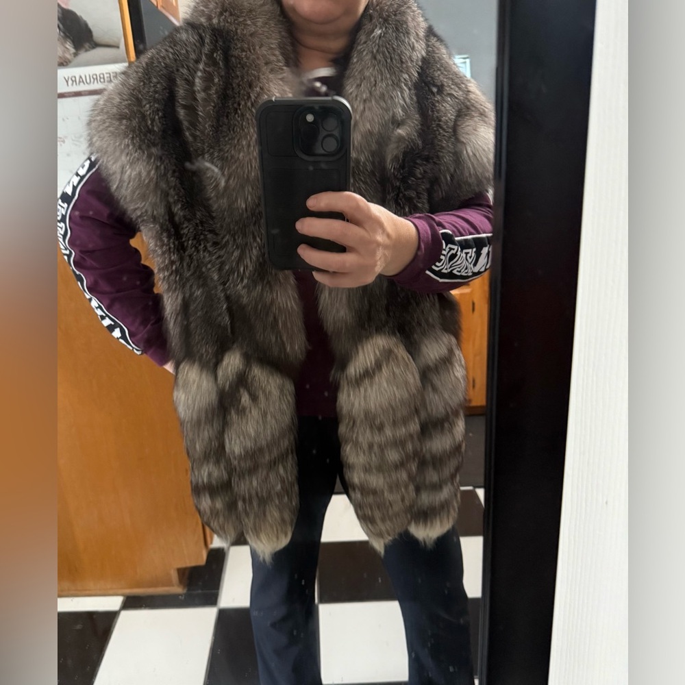 Bloomingdale’s Used Sliver real fox stole used . L-XL. With free Fendi scarf - Picture 14 of 15
